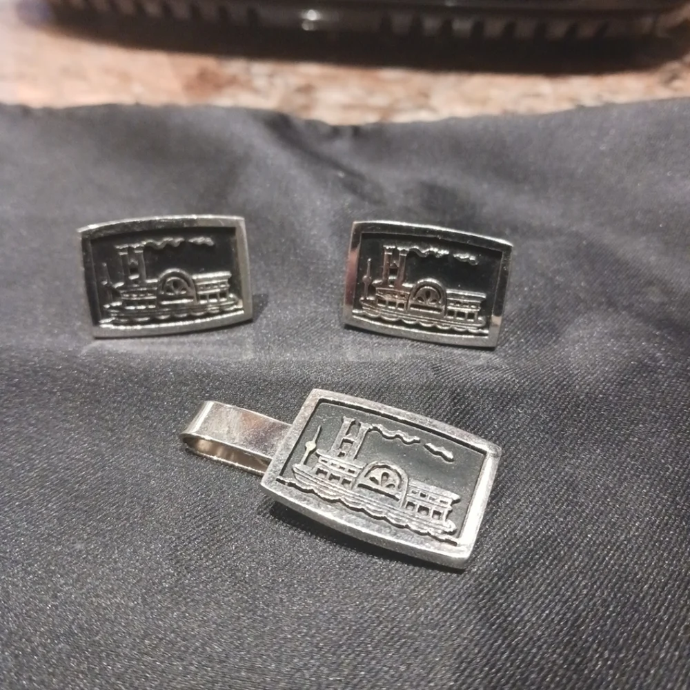 Vtg Men's Silvertone, Black Enamel Steamboat Motif Cufflinks & Tie Bar Set.